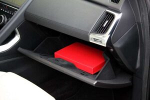 Carnet d’entretien voiture dans la boite à gant