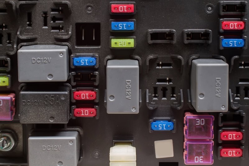 Boîte à fusibles d’une voiture avec fusibles colorés et relais 12V