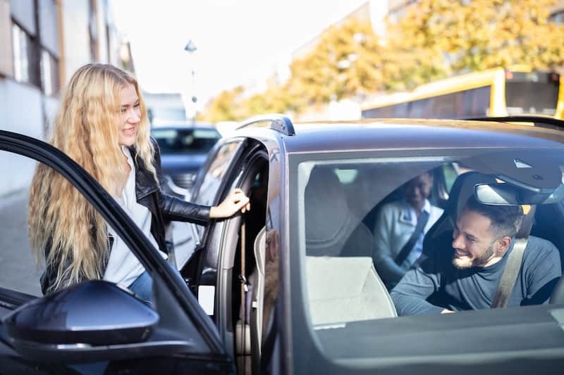 covoiturage jeune femment montant dans une voiture