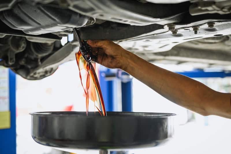 Vidange d’huile moteur sur une voiture essence